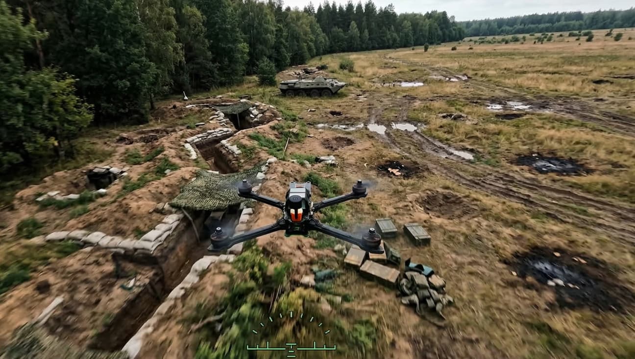 Симуляція польоту FPV-дрона над військовими окопами в навчальному середовищі
