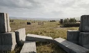 Тактичний полігон із бетонними блоками та зміненими погодними умовами