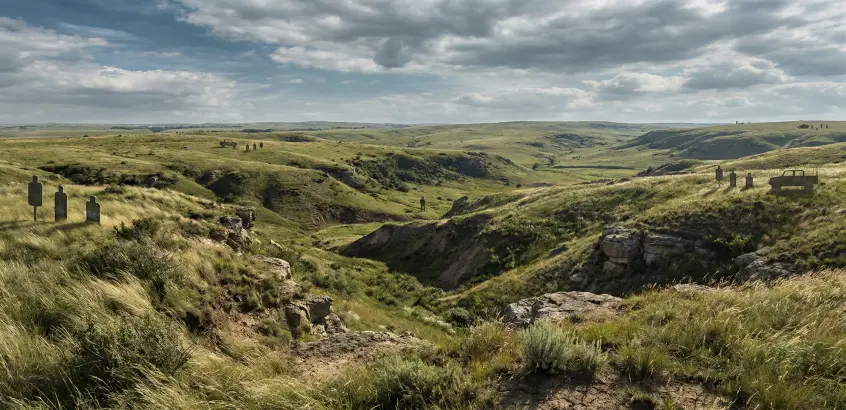 Combat environment simulation: hilly steppe landscape with placed human-sized targets